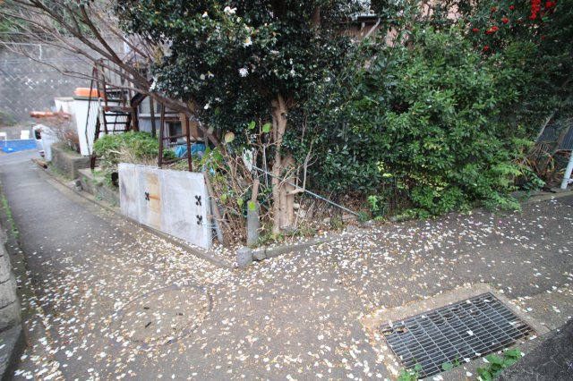 南西方面の通りから入ってくる形です