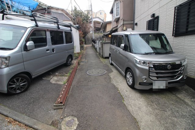 通りの入り口はこんな感じ。大きな車は厳しい道幅です