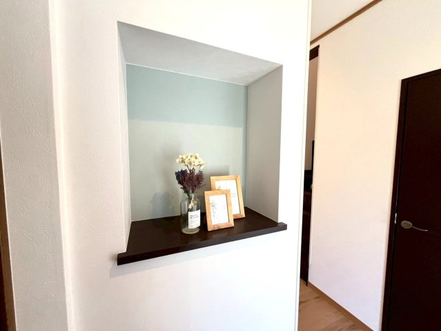 お客様から見えるニッチには季節のお花やインテリアを置きたいですね♪