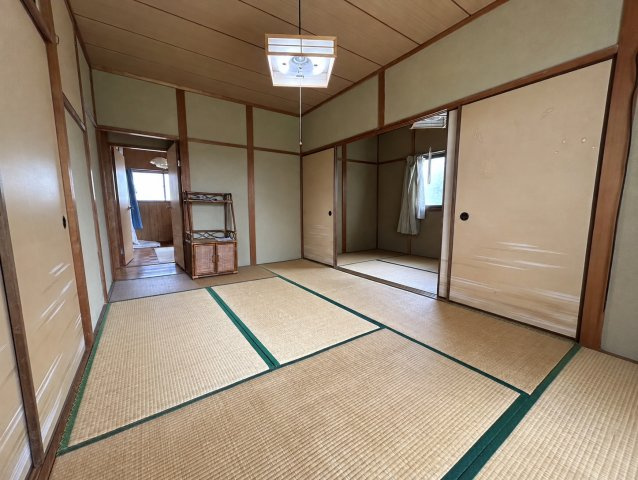 ゆとりある広さを確保した2階の和室7.5帖。バルコニーに面した開口部から自然光を取り込め開放感のある空間。収納も備えており寝具や季節用品などを整理できます。主寝室や家族のくつろぎスペースにもおすすめ。