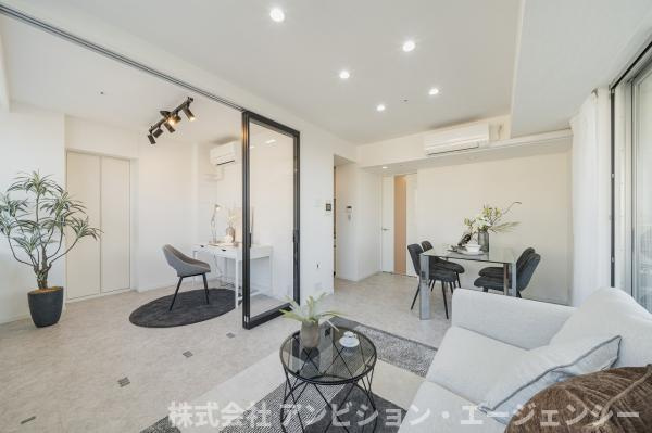 光と開放感に満ちた洋室。高層階ならではの眺望を日常に。