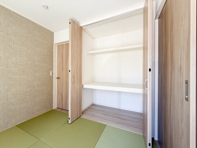 リビングに隣接した4.5帖の和室には、便利な押入れを完備。　布団や季節用品、お子さまのおもちゃなどをすっきり収納でき、空間を広く使えます。