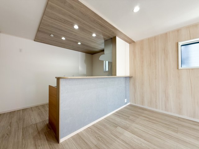 グレーのアクセントクロスが映えるキッチン空間。　落ち着きのある上質なデザインが住まい全体をスタイリッシュに演出します。