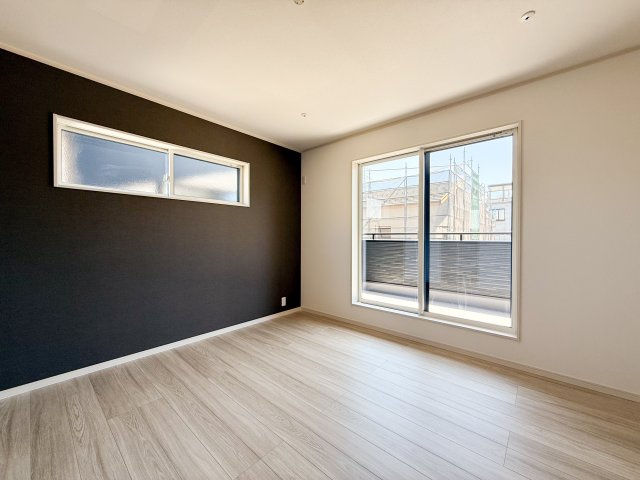 8.5帖のゆとりある主寝室。　落ち着いたアクセントクロスが上質な空間を演出し、一日の疲れを癒すくつろぎの場所に。室内物干し金物を備えているため、天候を気にせず洗濯物を干すことができます◎