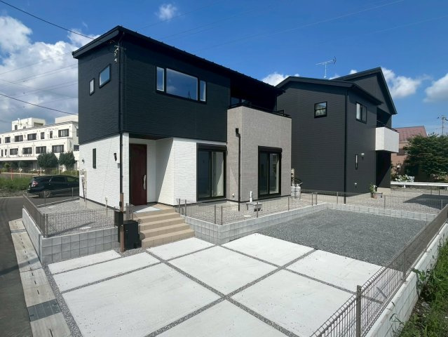 ブラックとホワイトが織りなす、洗練されたモダンな外観デザインです♪　建物完成致しました！是非ご内覧ください！　駐車も安心なスペースです！