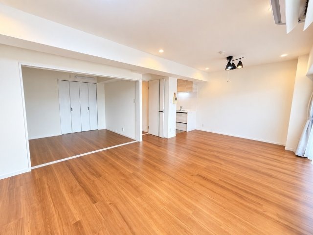 LDと隣接する洋室を一体的に使える開放感のある住空間。間仕切りを開放すればリビングの延長として広々と活用できます。木目調の床と白を基調とした明るい内装で家具やインテリアも合わせやすい空間です。