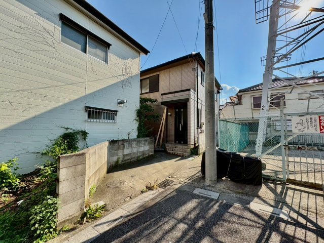 ■軽量鉄骨造・平成11年築の大和ハウス施工　■新規内装リフォーム　■南越谷小学校まで徒歩11分（約880ｍ）・富士中学校まで徒歩11分（約880ｍ）