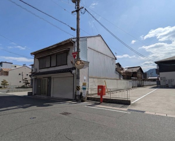 辺は住宅や駐車場などが整備された落ち着いた街並み。開放感があり、圧迫感の少ない環境で、ゆったりとした暮らしが期待できます。中心部にありながらも穏やかな住環境が魅力で、幅広い世帯におすすめできる立地。