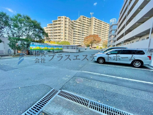 平面駐車場♪通路も広く駐車し易そうです♪