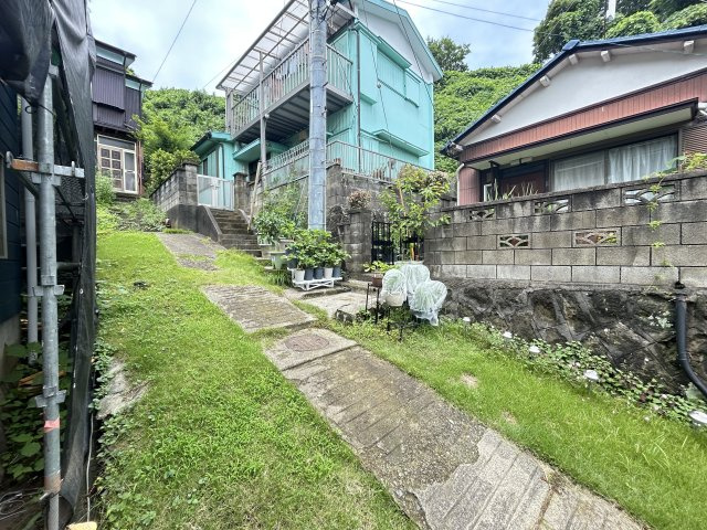 階段を上った高台に位置する為、風通し・陽当りは良好です。