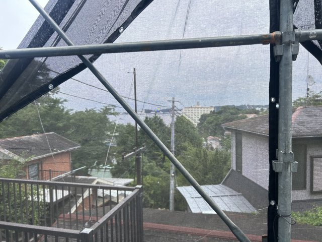 外壁工事中の為分かりづらいですが、2Fからは綺麗に海を遠望出来ます。