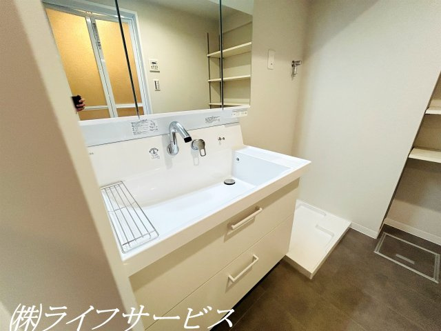 三面鏡タイプのシャワー付洗面化粧台