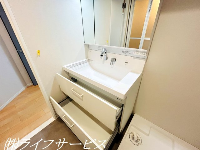 三面鏡タイプのシャワー付洗面化粧台