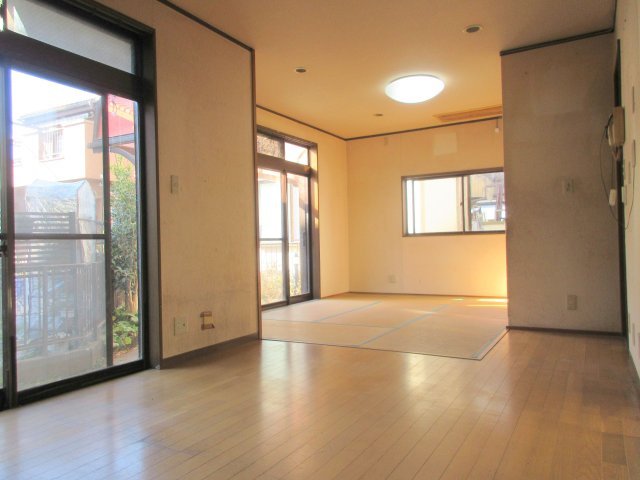 自然光がたっぷり室内に降り注ぎ、居心地のよいリビングです。