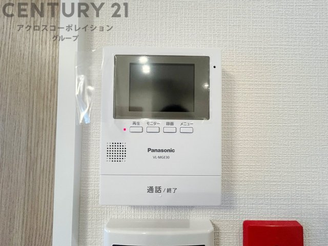 訪問者が来たときにテレビ画面で確認できるため、安心してドアを開けられます。録画機能があるものもあり、留守中に来訪者を記録しておくことができます。利便性が高く、セキュリティ面でも安心です。