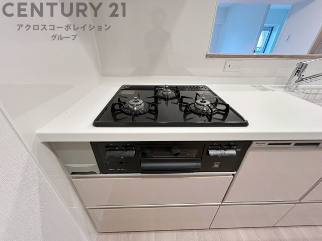 多数の調理器具を同時に使用でき、料理の効率化が可能。省エネで節約になり、様々な料理スタイルに適応できます。また、火力調整が独立しており、手入れや掃除もしやすく、今よりもっとお料理が楽しくなるかも。
