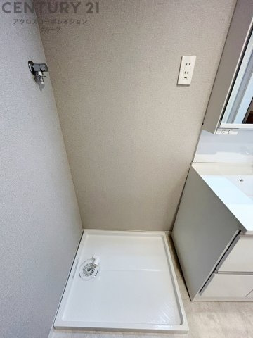 洗濯物の仕分け作業がしやすく、整理整頓が容易になります。洗濯音や湿気を他の部屋に持ち込まず、生活環境を快適に保ちます。上部を活用すれば収納スペースを確保でき洗剤や洗濯用品の整理もしやすくなります。
