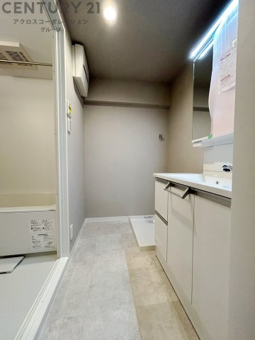 衣服の収納や脱ぎ着や整理整頓がしやすく、湿った衣類を乾燥させるスペースがありカビや臭いの発生を防ぎます。床の汚れを他の部屋に持ち込まず清潔を保つことができます。また快適な入浴環境の整備にも役立ちます。
