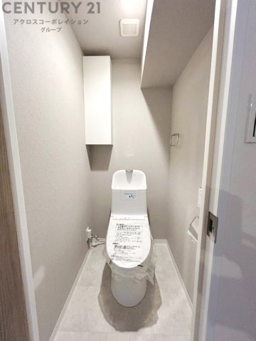 温水洗浄便座付トイレは温水洗浄機能により、暖かい水でおしりを洗浄することができ、冷たい水を使う従来の便座に比べ、温水洗浄機能で暖かいトイレを提供し、快適な使用を可能にします。