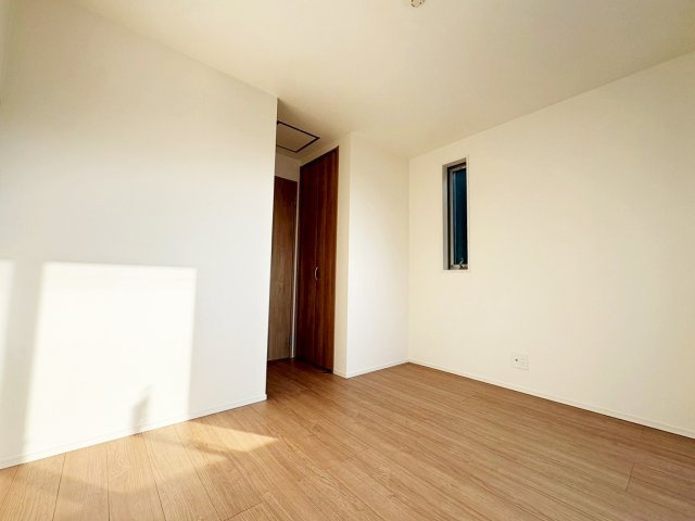 自然光が心地よい、明るく整った寝室