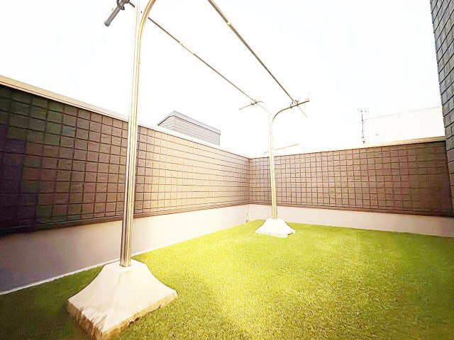 人工芝が心地よい、くつろぎの屋上スペース