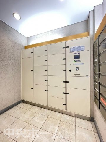 【宅配ボックス】在宅時・不在時に関わらず、居住者の代わりに非対面で宅配物を受け取ってくれる便利な設備です。わかりやすくご説明致しますので見学時にはお部屋だけではなく共用部分もぜひチェックしてください。