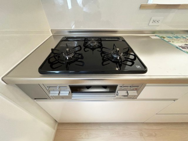 三ツ口のコンロは安全装置付き。お料理のレパートリーも提供時間も自由自在