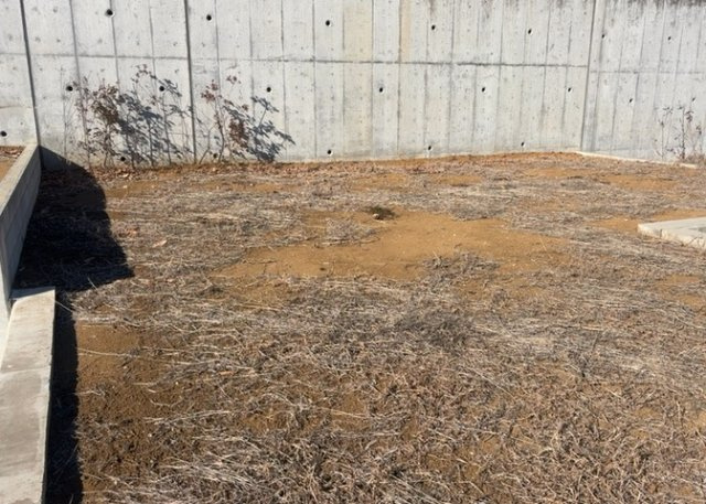 土地の面積＝住宅面積ではありません。建ぺい率の問題などで、土地のある場所によって住宅を建てられる面積は限られています。高さもしかり、「土地」という言葉の中には、建築条件も含まれると考えておきましょう。