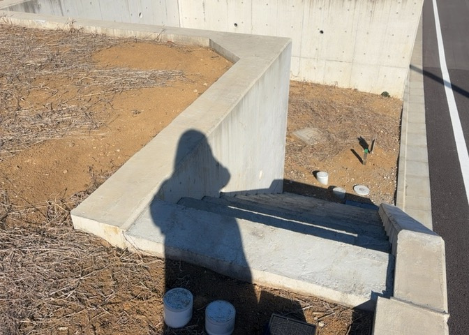 家を建てる場合、方位は要チェックです。現実的に日当たりのよい家ならばリビングは南側、建築基準法でも北側に当たる家への配慮は求められています。土地を見学に行く際は、方位磁針を持って行くようにしましょう。