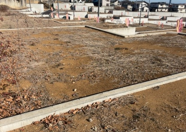 土地を買う際、住む地域の自治体や福祉の補助制度にも注目してみましょう。子供や老人の医療補助やゴミ出しのルールなど、自治体によってルールに大きな違いがあるため、暮らしやすい土地で判断するとよいでしょう。