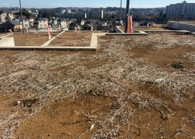 土地の前の道路に消火栓が設置されていることがあります。この場合、道路交通法第45条第1項により、駐車禁止の場所が指定されています。そのため、車庫などの駐車スペースをつくることができない場合があります。