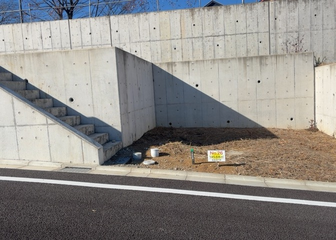 現地に行くなら、物件の周囲の地形がどうなっているかを見ることも大切です。周辺より低くなっている土地では、大雨などで水が集まりやすいため、地盤が弱くなっているということも考えられるため、注意が必要です。