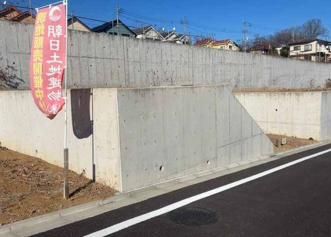 土地購入を検討されている場合、境界杭がない状態で購入してしまうと境界確定測量をする必要があり、費用がかかります。購入の前に、売主、隣土地所有者立ち合いのもと境界を確定し境界杭を設置するのがベストです。