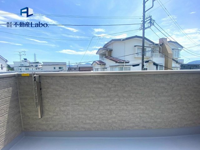●バルコニー●　可動式の物干し金物が付いており、使用しない際は収納できます♪お洗濯には十分なスペース♪