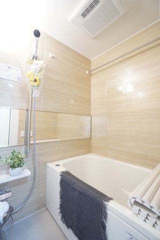 ナチュラルテイストで落ち着きのある浴室。やさしい色合いに包まれ、1日の疲れを癒すくつろぎのバスタイムを演出します。