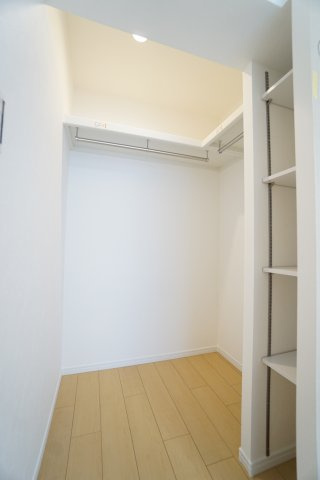 衣類や荷物をたっぷり収納できるウォークインクローゼット。季節物もすっきり収まり、居室を広々と使える快適な収納空間です。