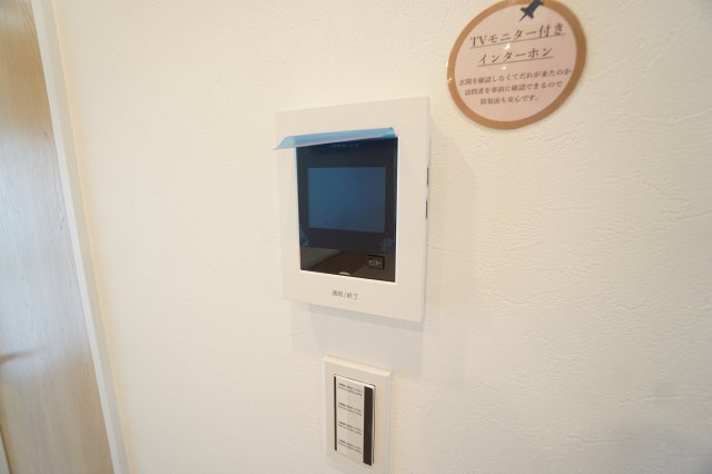来訪者の顔を確認できるTVモニター付きインターホン完備。安心・安全な暮らしをサポートします。