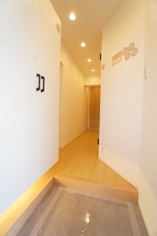 玄関にはダウンライトとシューズボックス下の間接照明を採用。上質で落ち着いた雰囲気が広がり、帰宅時や来客時も心地よく迎えます。