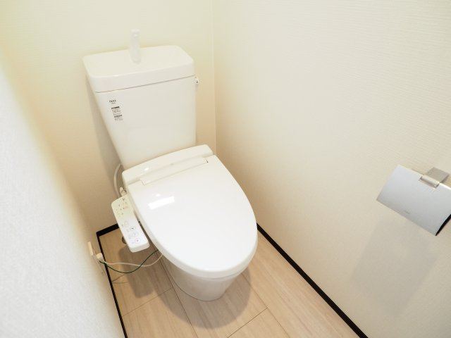 白を基調とした、明るく清潔感のあるトイレです♪
