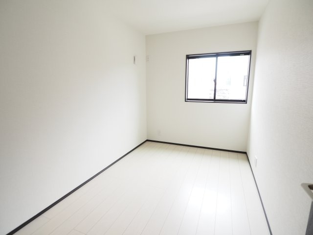 ベッドと机を置いたら子供部屋の完成です(*´▽｀*)