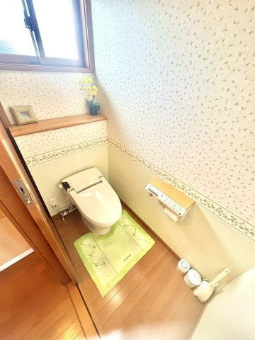 2階のトイレも窓が大きく閉塞感のない空間です！