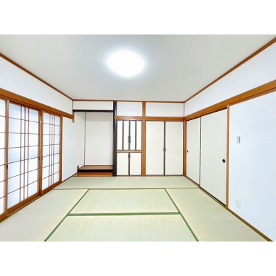 客間や子どもの遊び場として多用途に使える便利な約8帖の和室☆*