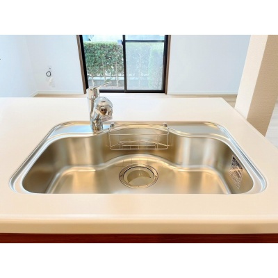 広々シンク＆シャワー水栓で、洗い物もラクラク！