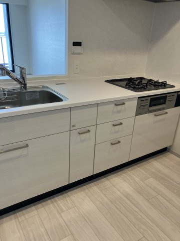 浄水器一体型水栓、三口コンロのカウンターキッチンとなっております。(スライド式収納、人工大理石キッチン天板、低騒音仕様のシンク)