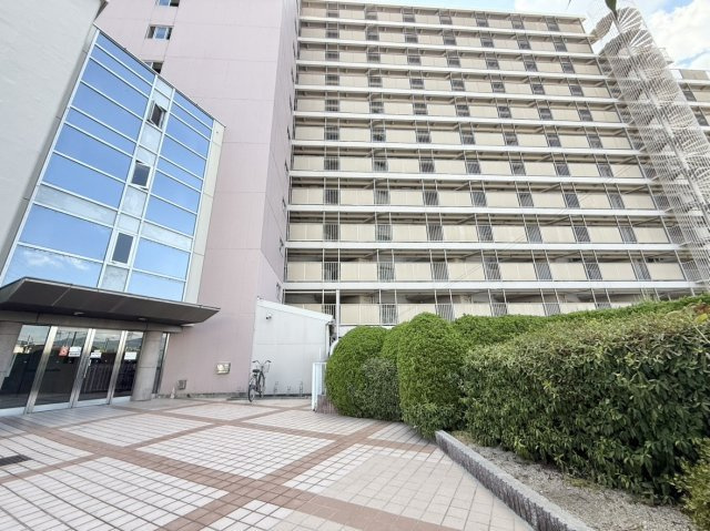 総戸数321戸の大規模ならではの充実した管理体制で安心です。防犯カメラ、モニター付きインターホンも完備。