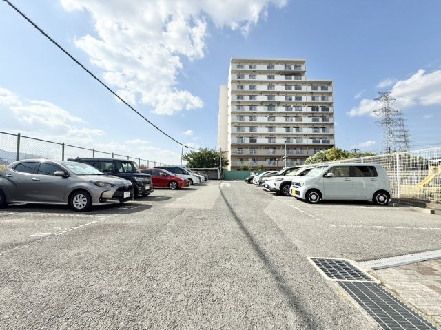 車通勤には平面駐車場が魅力♪朝の忙しい時間の車の出し入れが平面駐車場ならストレスなく安心！