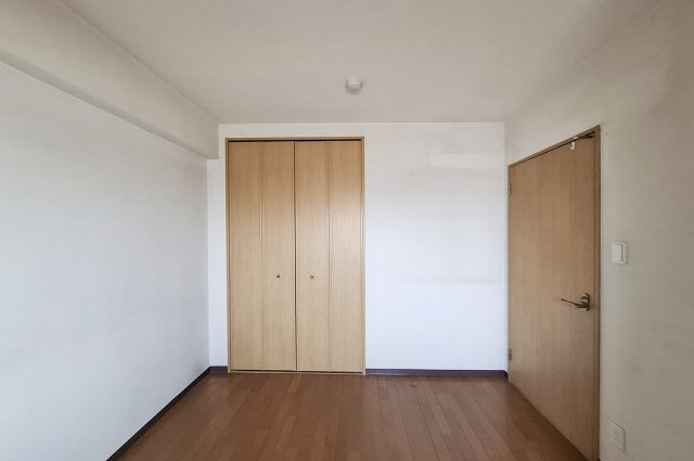 洋室2：約4.5帖の洋室。子供部屋や趣味部屋など多用途に活用できます。