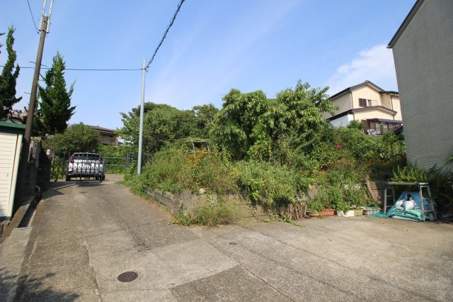 南側敷地（赤色、区画図参照）より車両の進入が可能です。ウスイホームで建築プランのご提案をいたしますので、お気軽に申し付けください。理想のプランで理想の建築ができます。