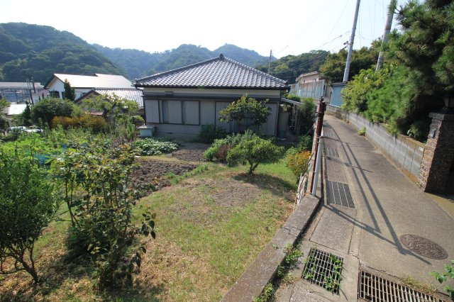 北側敷地（青色、区画図参照）からの撮影。敷地内に高低差があります。地番2953と道路の間に青地がございます。青色の敷地のみでは敷地内に車両の進入はできません。