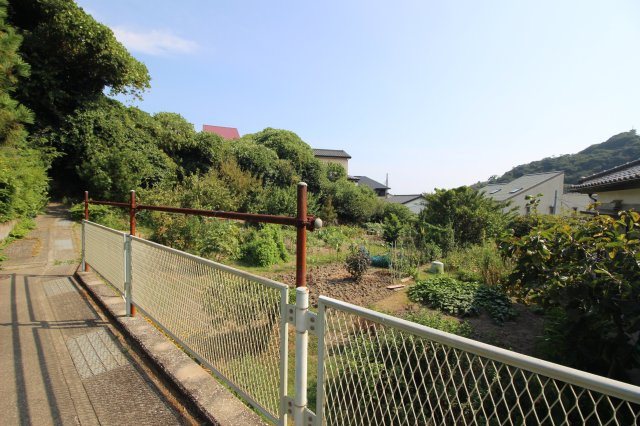北側敷地（青色、区画図参照）からの撮影。敷地内に高低差があります。地番2953と道路の間に青地がございます。青色の敷地のみでは敷地内に車両の進入はできません。